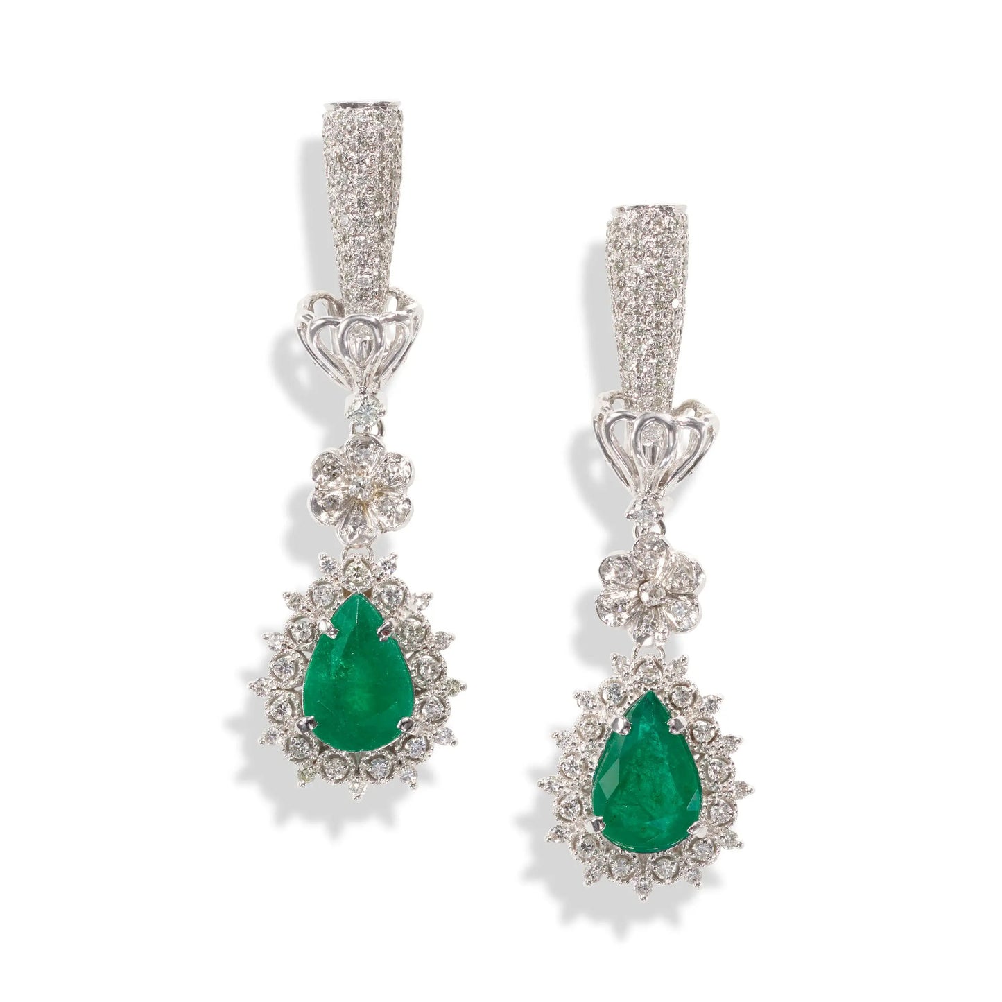 A PAIR OF 18K WHITE GOLD, EMERALD AND DIAMOND EARRINGS